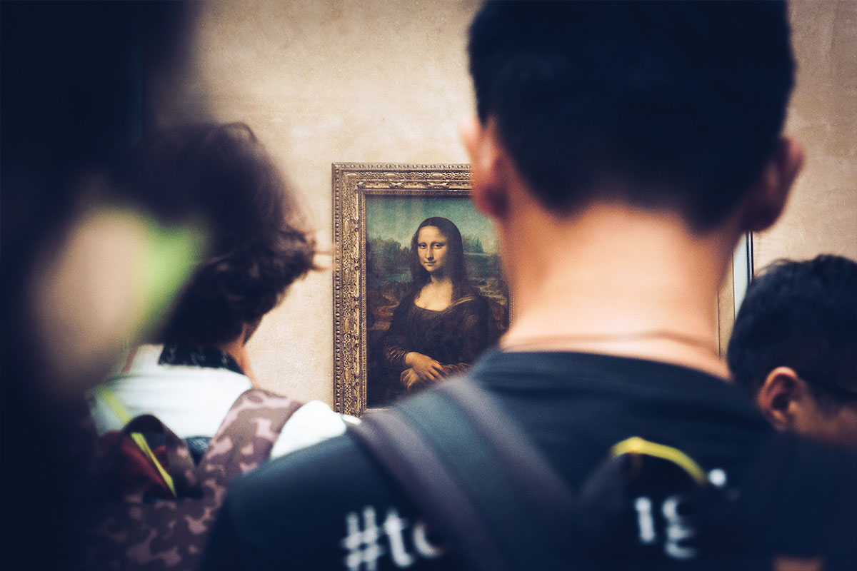 Louvre Mona Lisa von Reisegruppe betrachtet