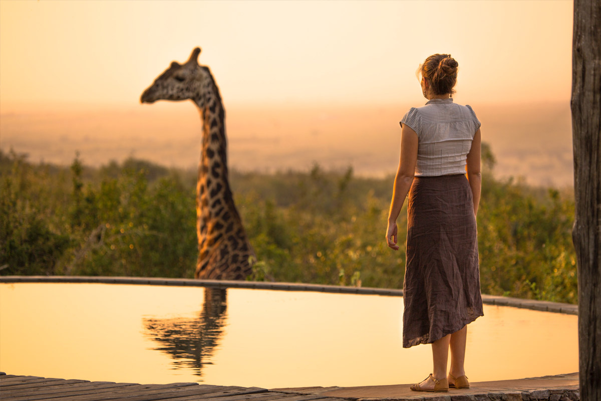 Frau am Pool in Kenia mit Giraffe